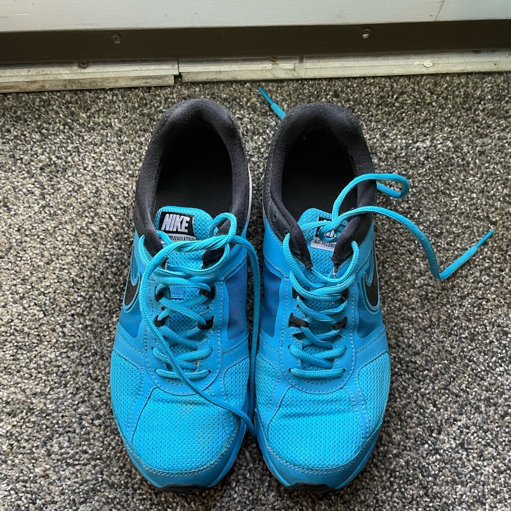 Nike air relentless 3 shoes. Mens size 8.5